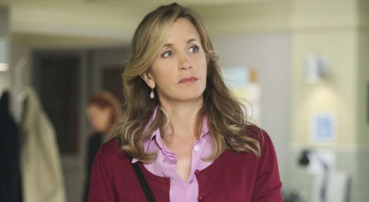Felicity Huffman deixa a cadeia após passar 14 dias presa