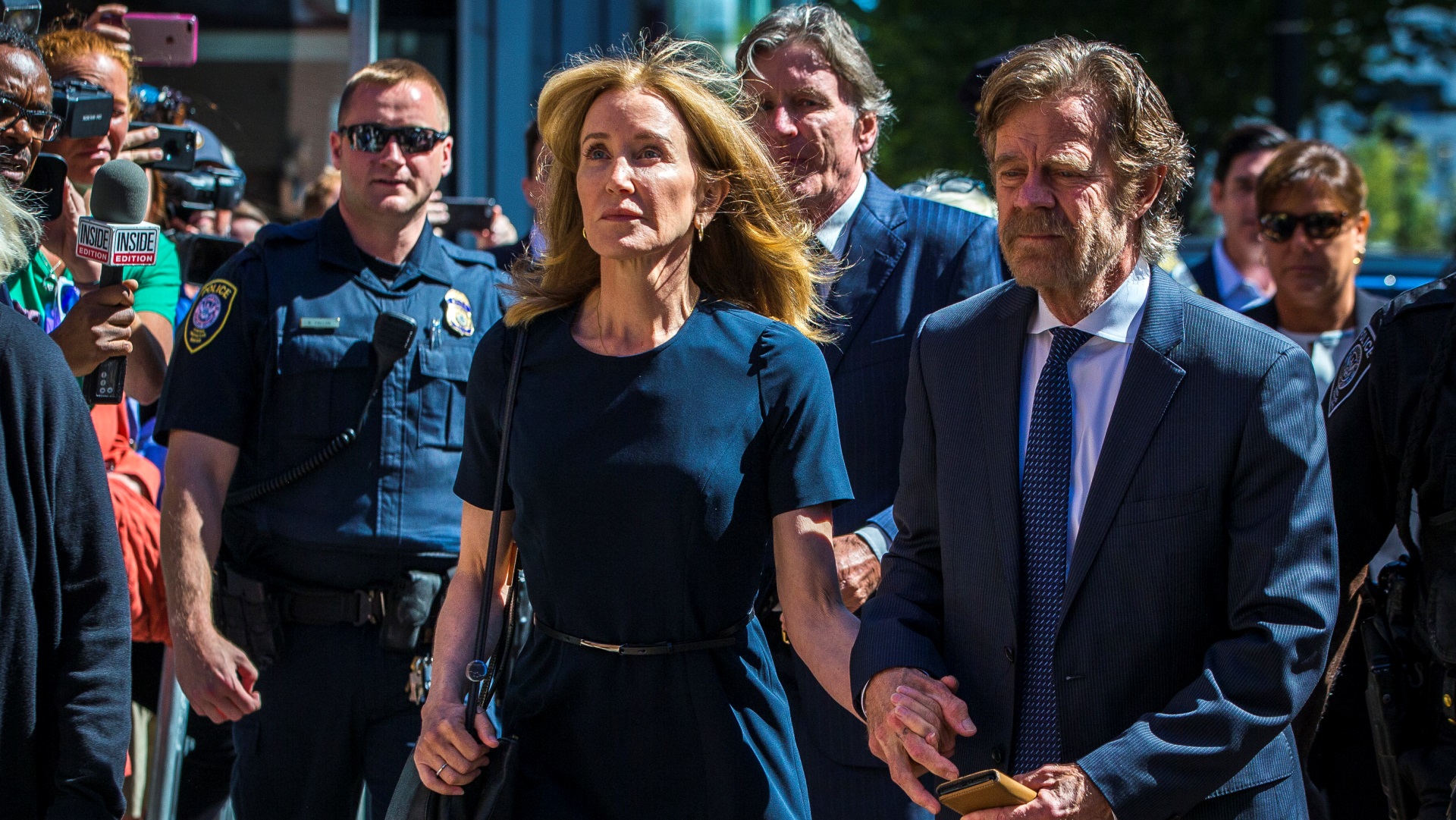Felicity Huffman é condenada a duas semanas de prisão em escândalo de compra de vaga em universidade