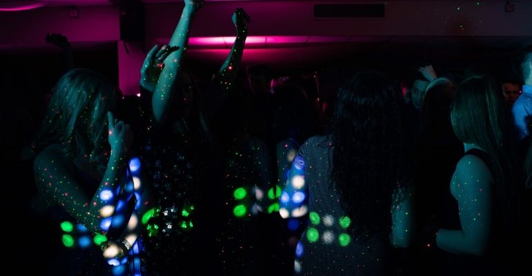 85 jovens testam positivo para o coronavírus depois de visitarem o mesmo bar em meio à pandemia