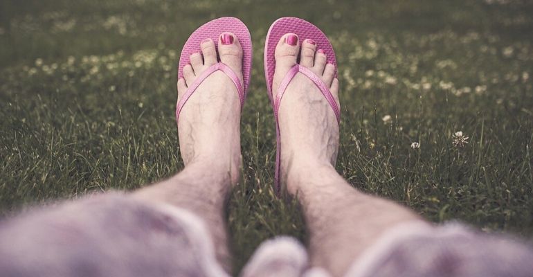 Homem com fetiche em chinelos é preso após roubar 126 pares para transar