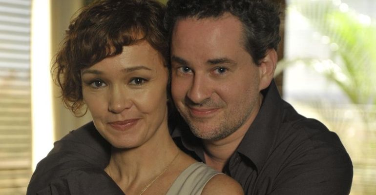 Fina Estampa: Esther foge mais uma vez e abandona filha com Paulo