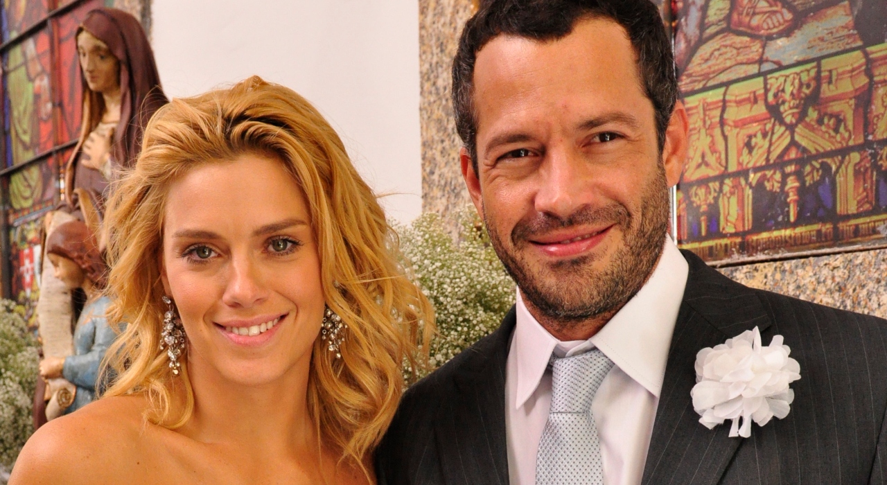 Fina Estampa: Teodora anuncia que está grávida de Quinzé durante casamento de Amália