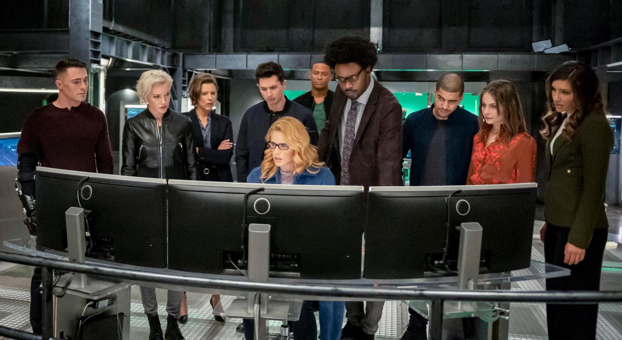 Arrow: Imagens do último episódio mostram retorno de Felicity Smoak
