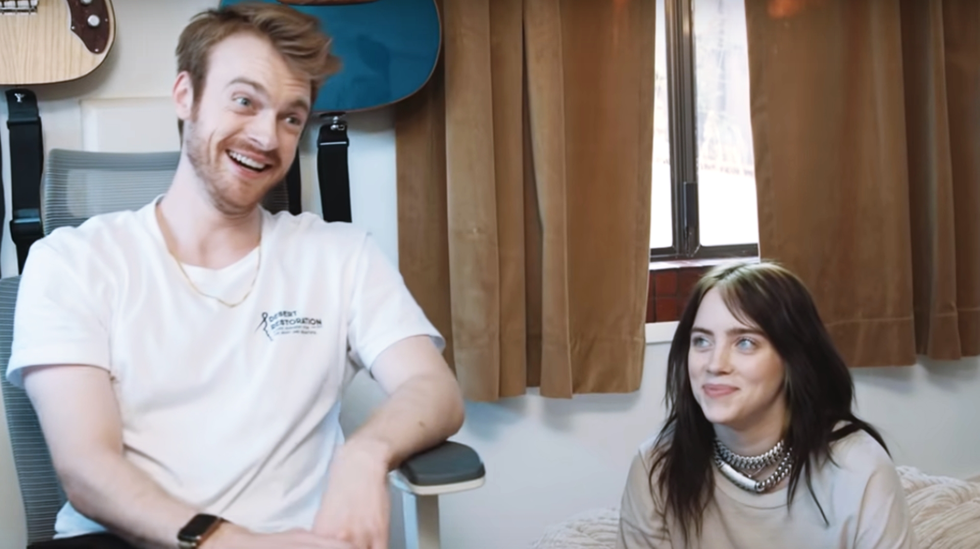 Finneas responde jornal sobre busca pela próxima Billie Eilish: “Jamais haverá outra”