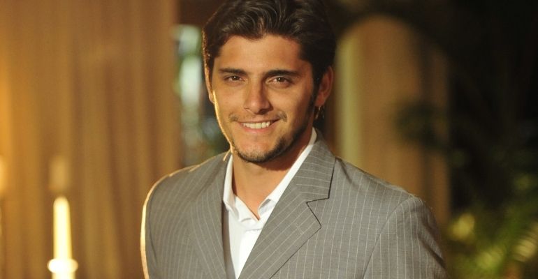 “Flor do Caribe”: Juliano surpreende Natália com pedido de namoro