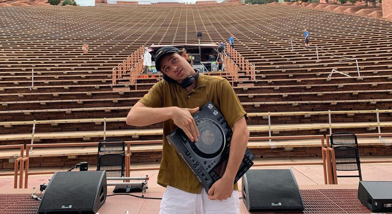 DJ Flume se pronuncia após protagonizar cena explícita em festival