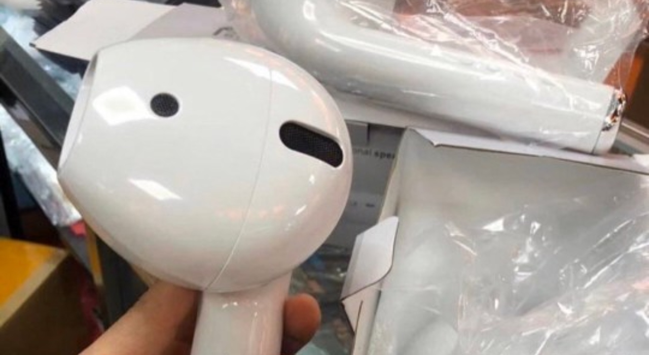 Mulher compra Airpods por R$ 350 e recebe aparelhos gigantescos