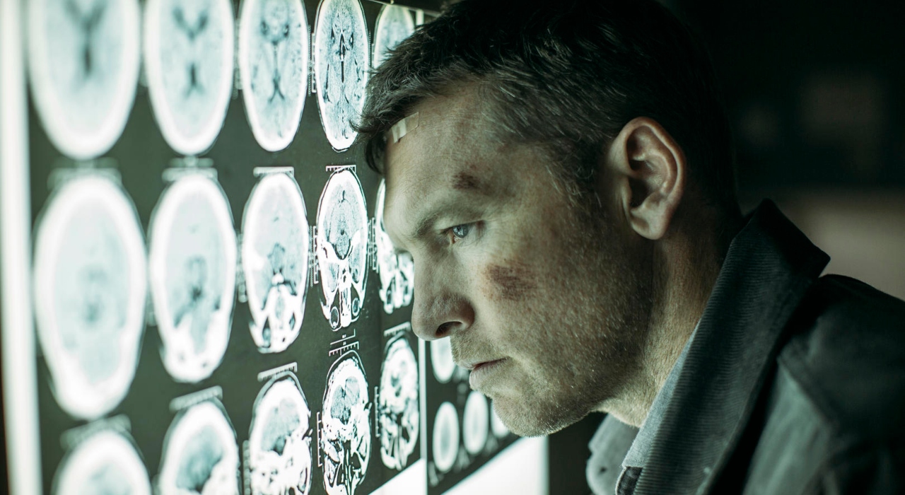 Sam Worthington procura por sua família em trailer de Fratura, da Netflix