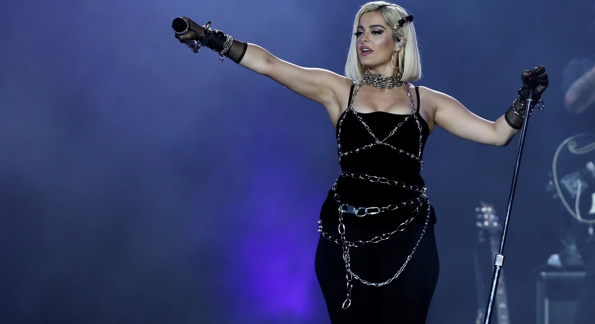 Bebe Rexha leva passistas de samba ao palco e canta The Monster no Rock in Rio