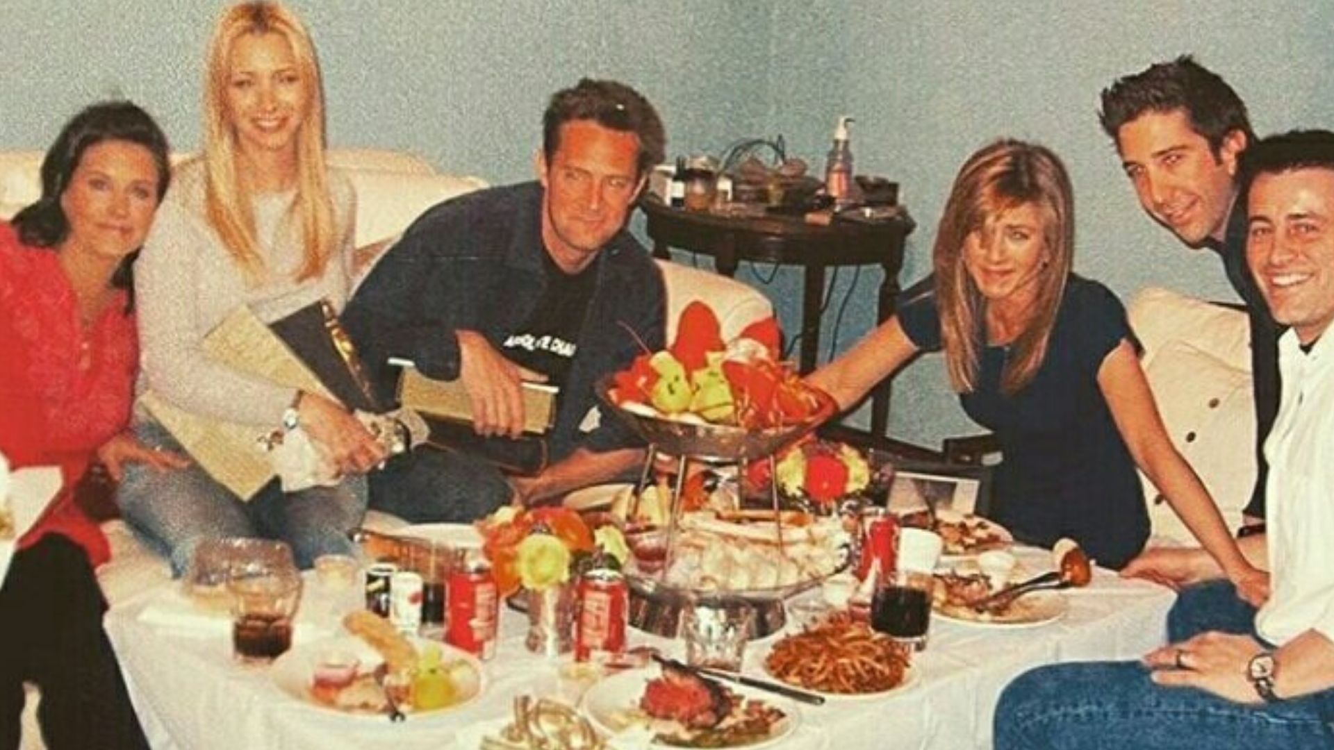Courteney Cox compartilha imagem dos bastidores do último episódio de Friends
