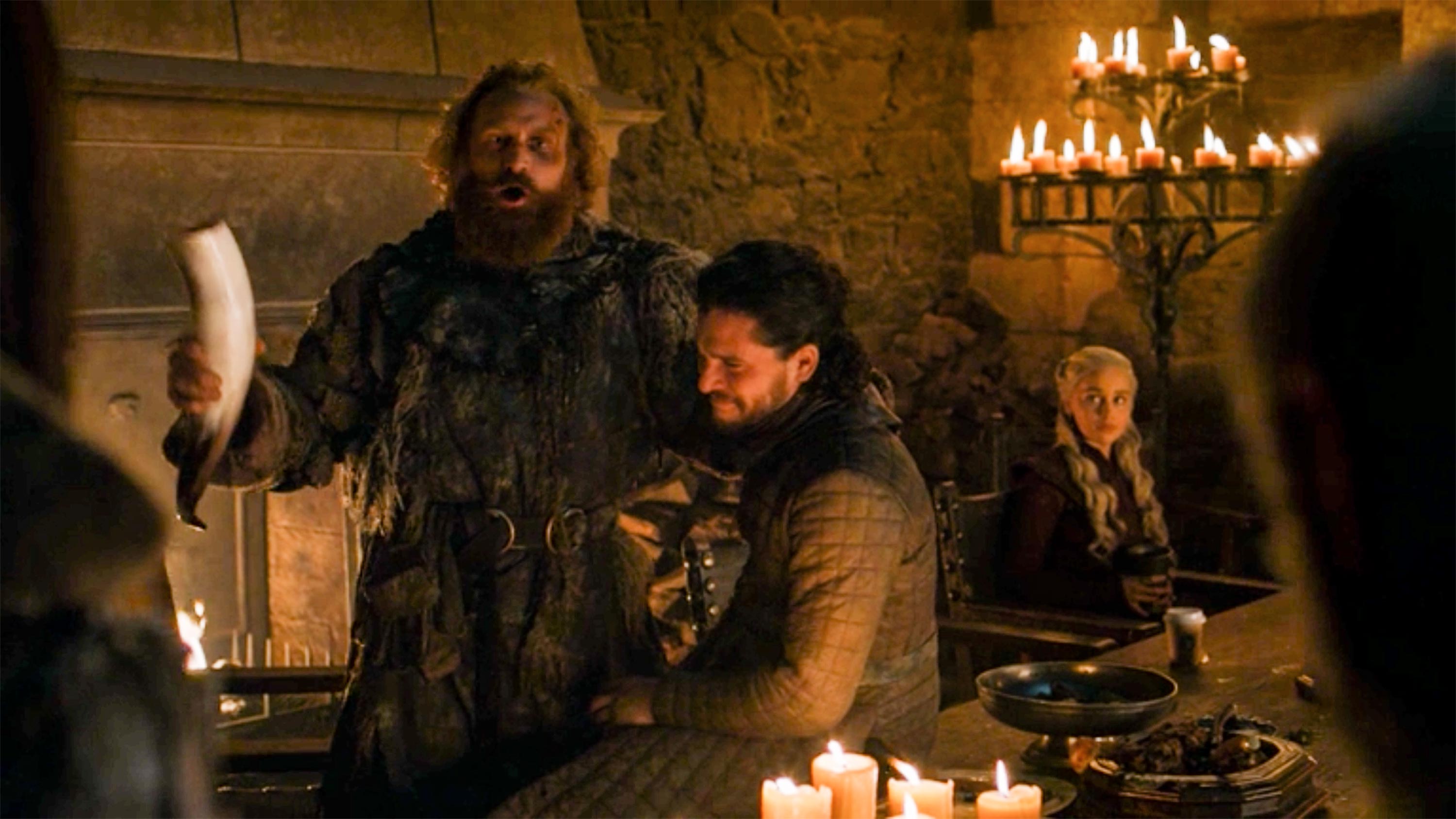 Ator de Game of Thrones desmente Emilia Clarke e diz que copo de café não era seu