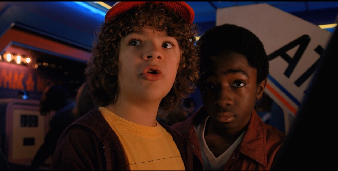 Astro de Stranger Things está trabalhando como garçom durante pausa nas gravações da série
