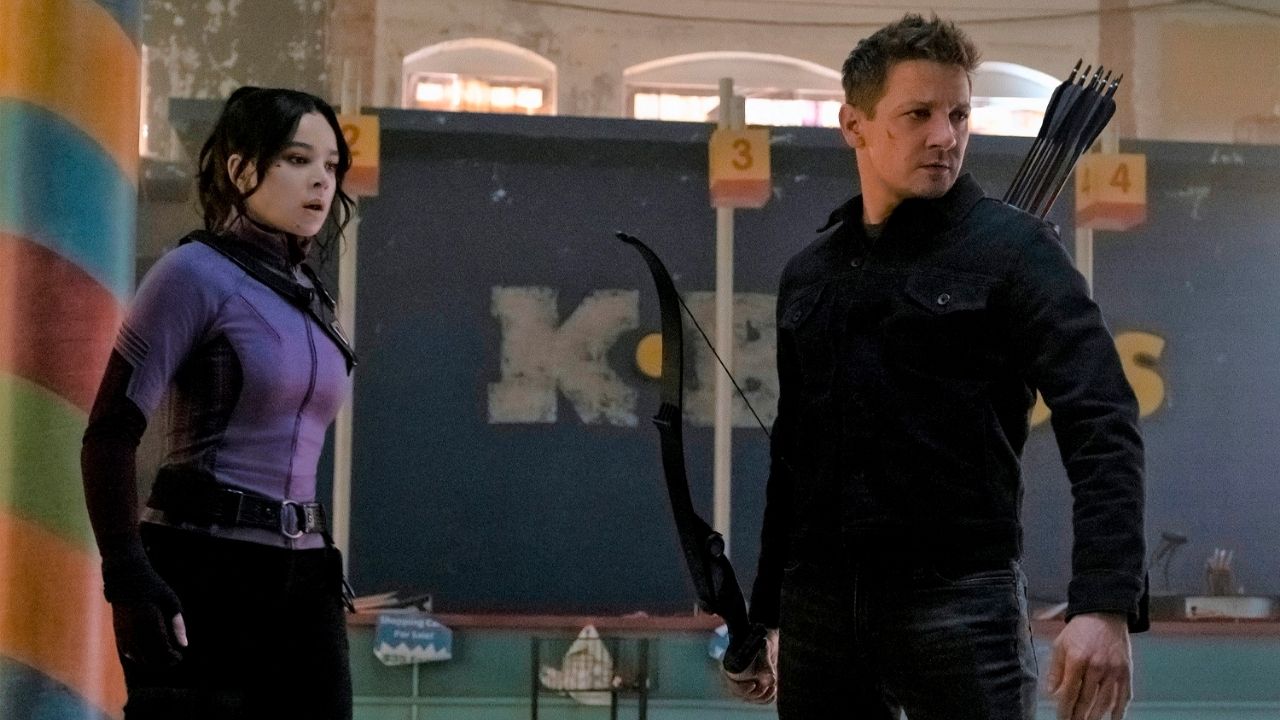 Novo clipe de “Gavião Arqueiro” mostra Clint conhecendo os pais de Kate Bishop; assista