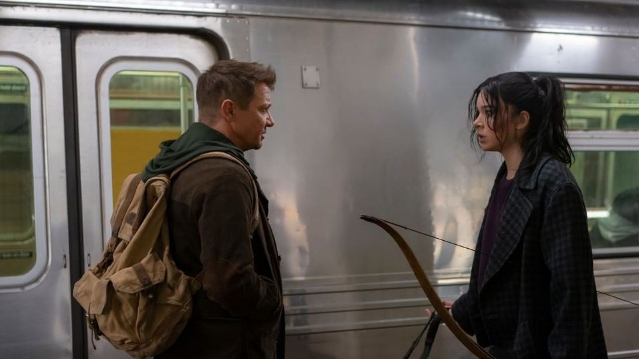 “Gavião Aqueiro”: Kate e Clint dividem traje de Ronin em novo pôster