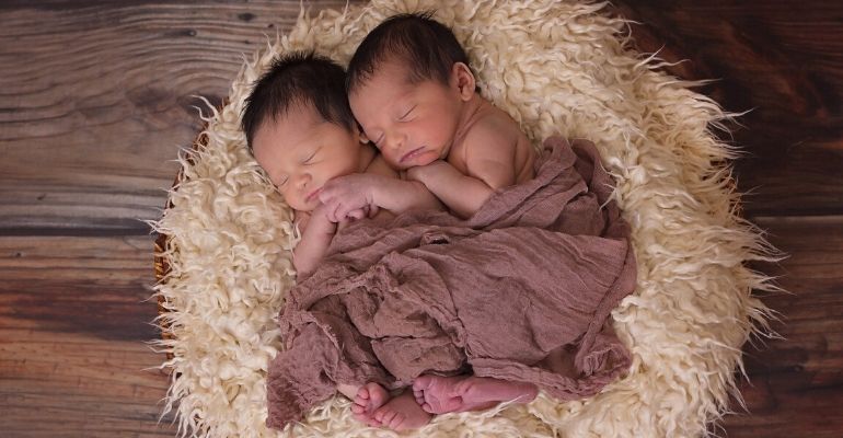 Gêmeos separados no nascimento comemoram primeiro aniversário juntos após 23 anos