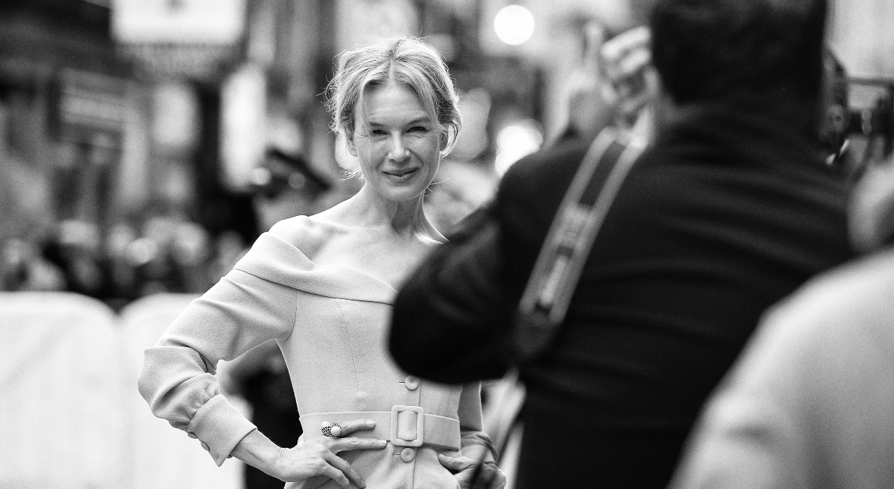 Renée Zellweger se emociona ao ser aplaudida de pé no Festival de Toronto