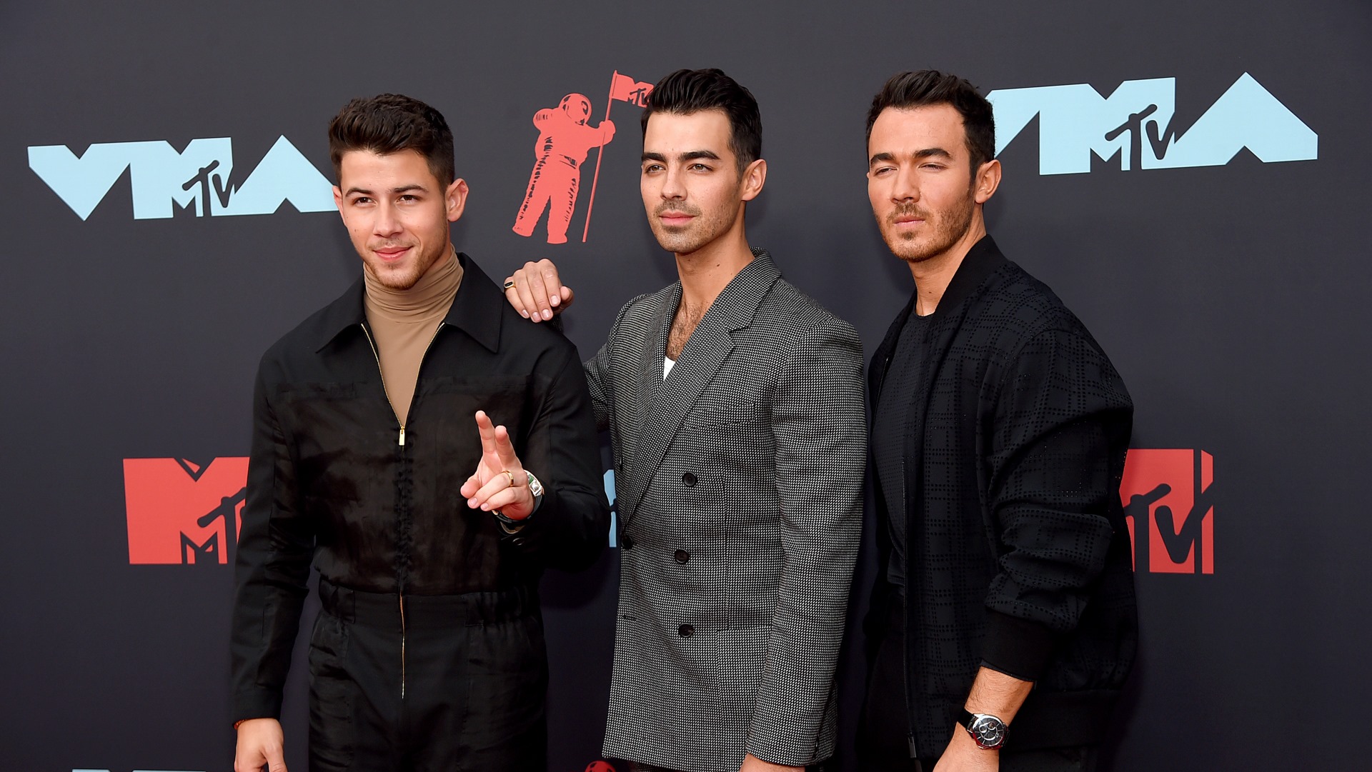 Jonas Brothers se apresentam no VMA após 11 anos longe da premiação