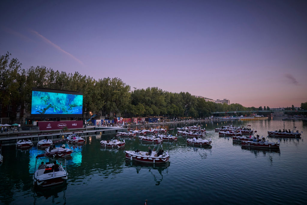 Paris lança cinema flutuante em meio a pandemia de coronavírus