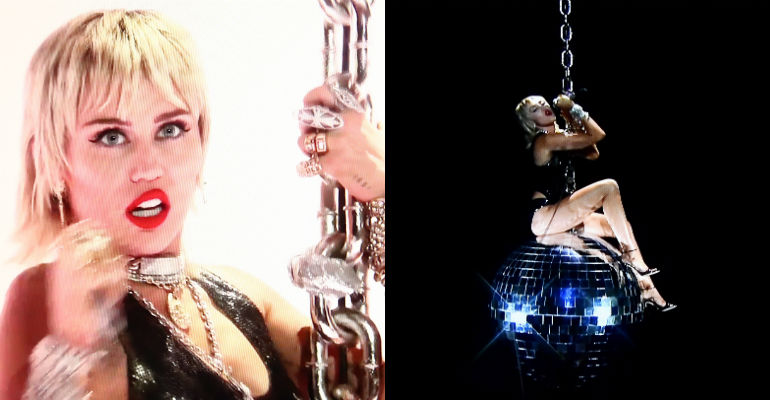 Miley Cyrus sobe de novo na bola e faz performance icônica de Midnight Sky