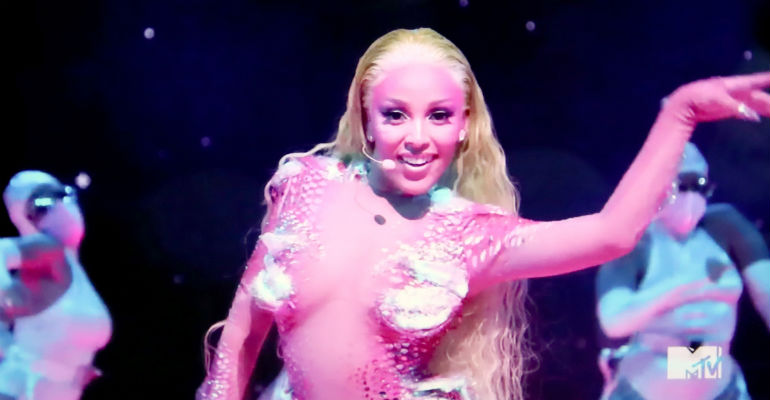 Doja Cat estreia no VMA com apresentação intergalática!