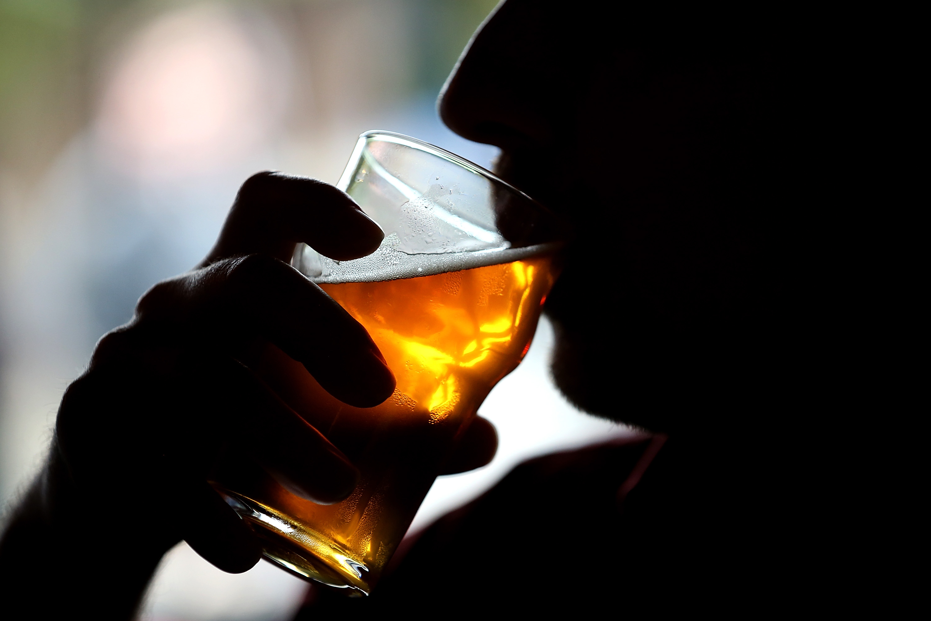 Homem tem rim dilacerado após beber 10 garrafas de cerveja sem fazer xixi
