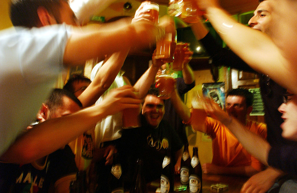 Universitários fazem festas chamadas “Covid Parties” com apostas de quem pega coronavírus primeiro