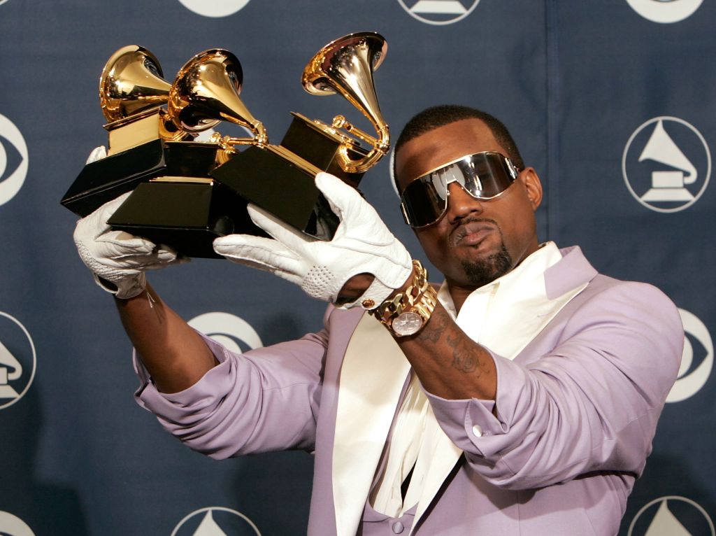 Kanye West compartilha vídeo urinando em estatueta do Grammy