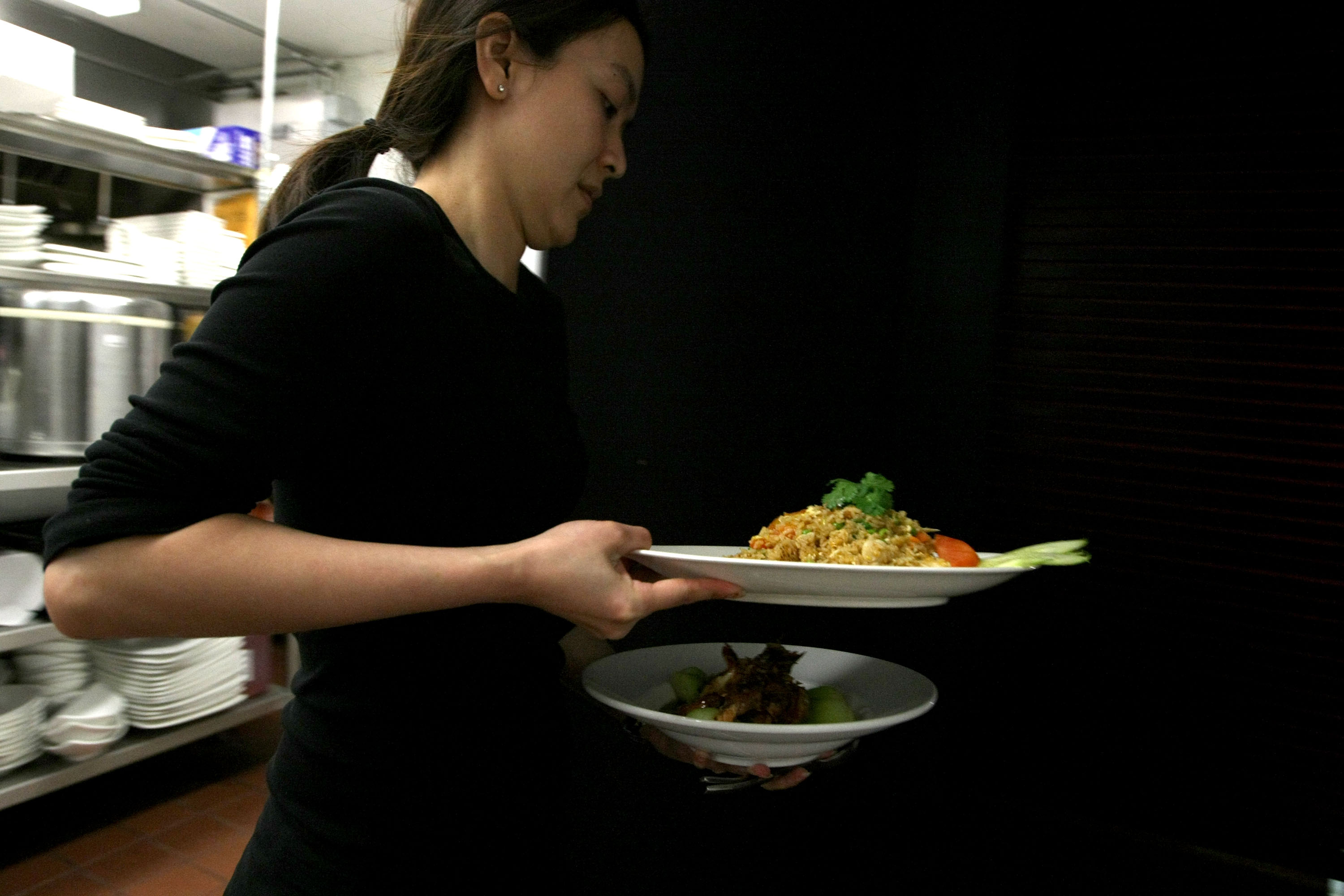 Cliente assedia atendente por mensagens e recebe frango cru pelo delivery
