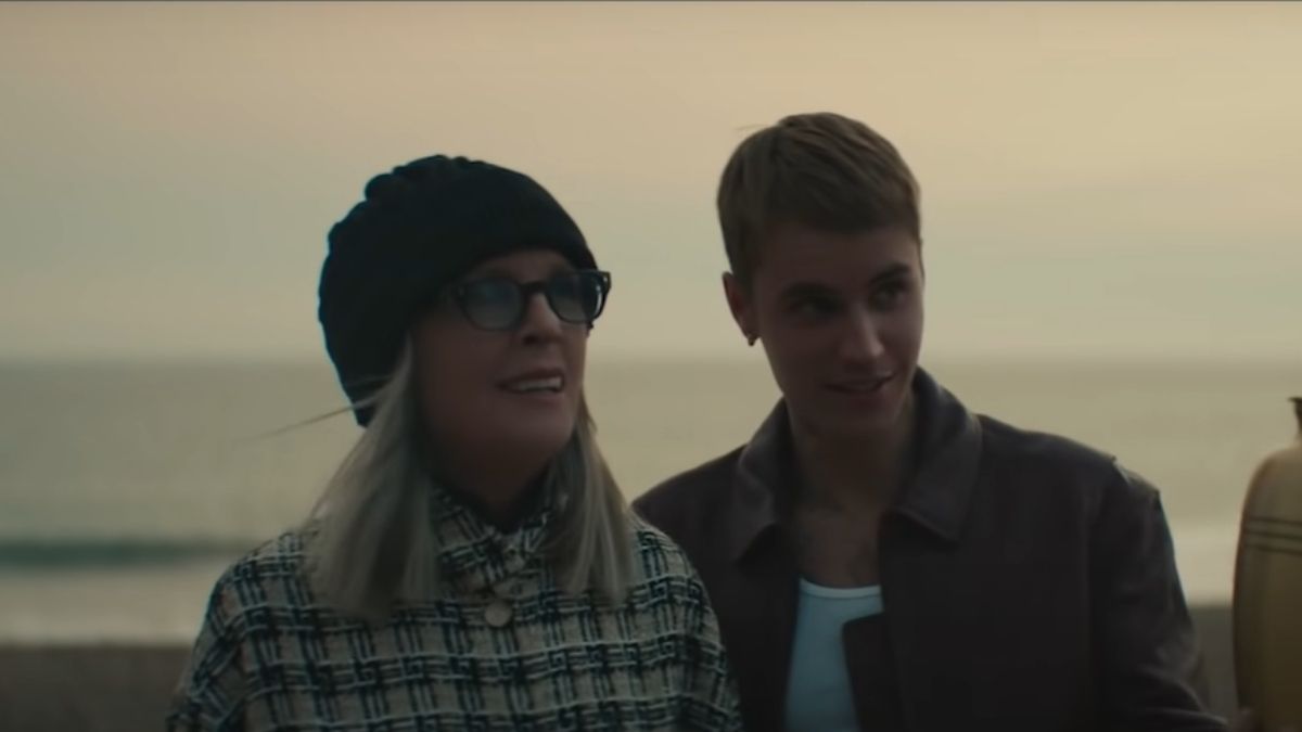 Diane Keaton é mãe de Justin Bieber no clipe de “Ghost”; assista