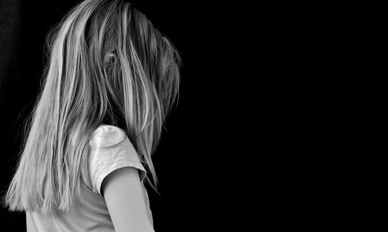 Mãe descobre fotos roubadas de sua filha bebê em site de pedófilos