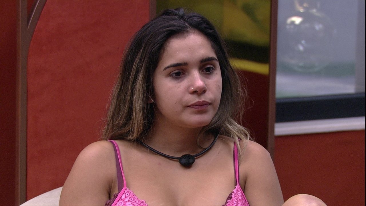 BBB20: Gizelly olha foto de Felipe Prior e analisa: ‘Não é feio, mas também não é bonito’