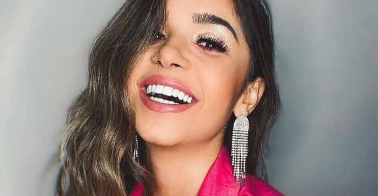 Gizelly Bicalho exibe parte dos seios em ensaio sensual e aumenta a temperatura da web!