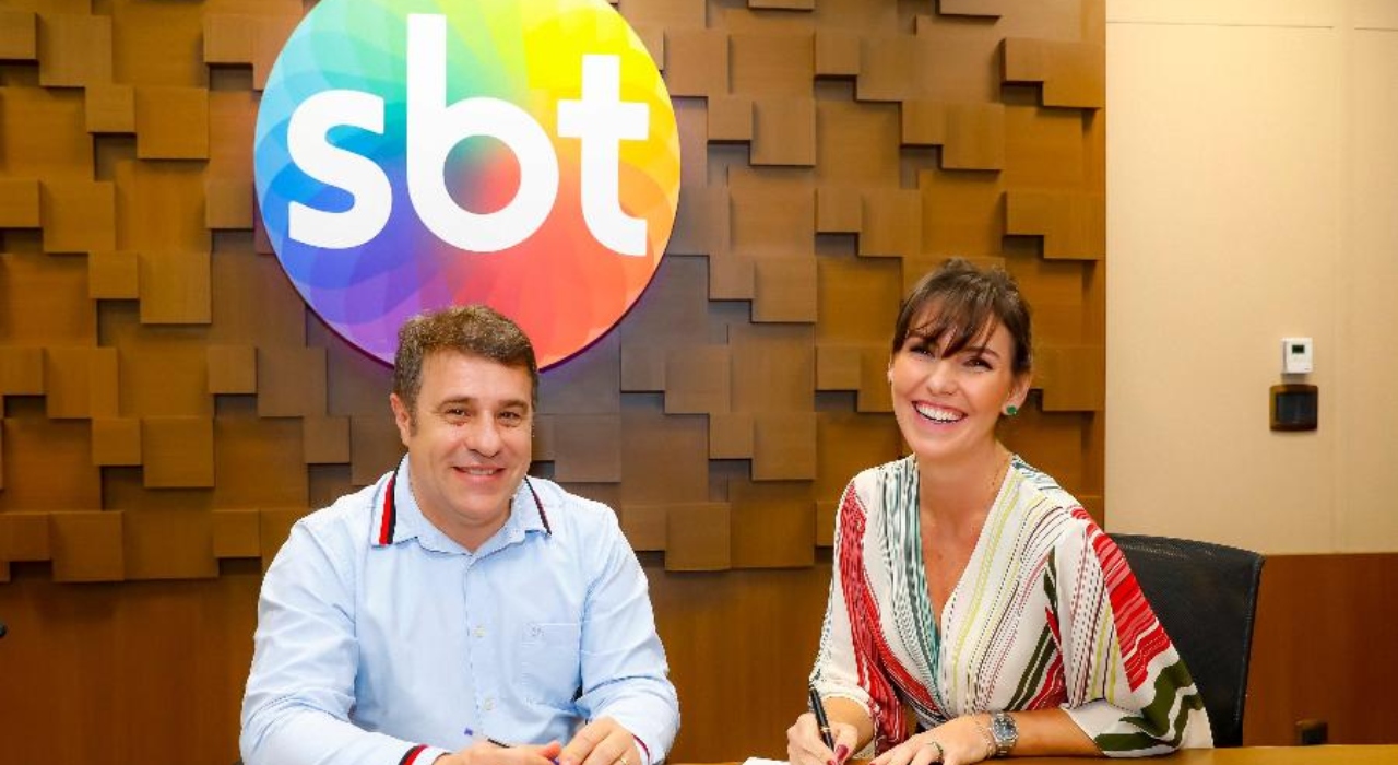 Glenda Kozlowski assina contrato para apresentar programa esportivo no SBT