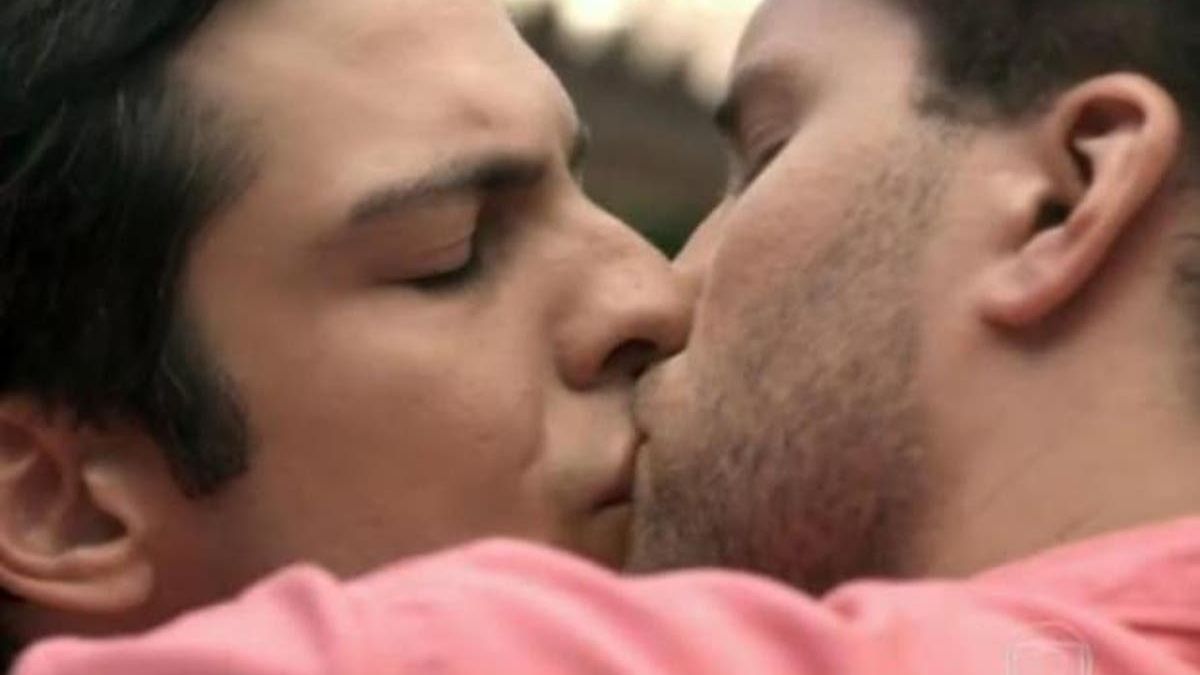 Série mostra representação LGBTQIA+ ao longo dos anos em novelas da Globo