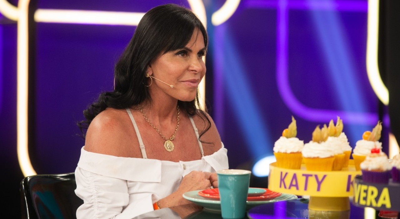 Gretchen coloca apresentadores do Se Joga para dançar Conga, Conga, Conga