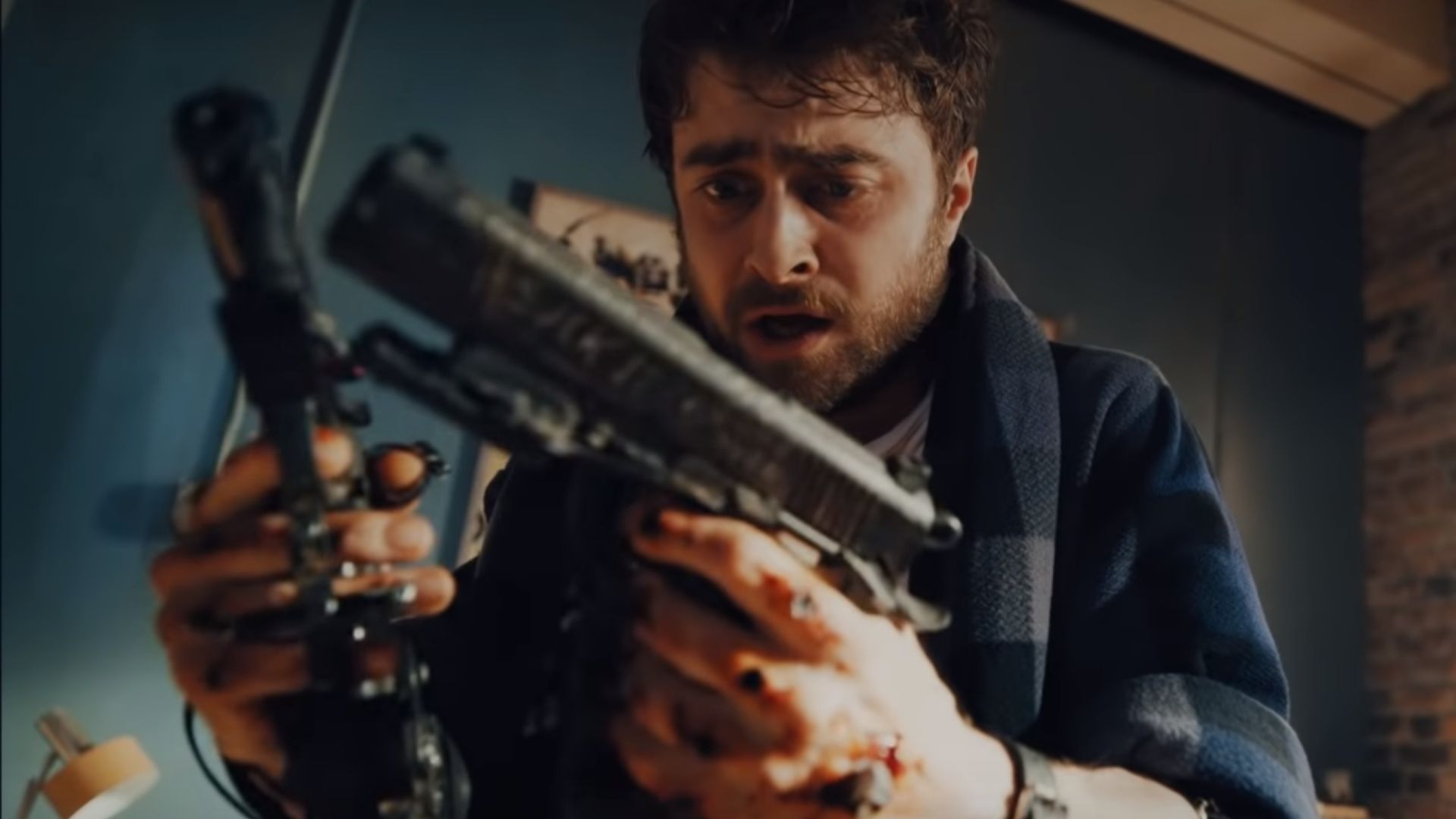 Daniel Radcliffe tem armas presas nas mãos em trailer de Guns Akimbo; assista