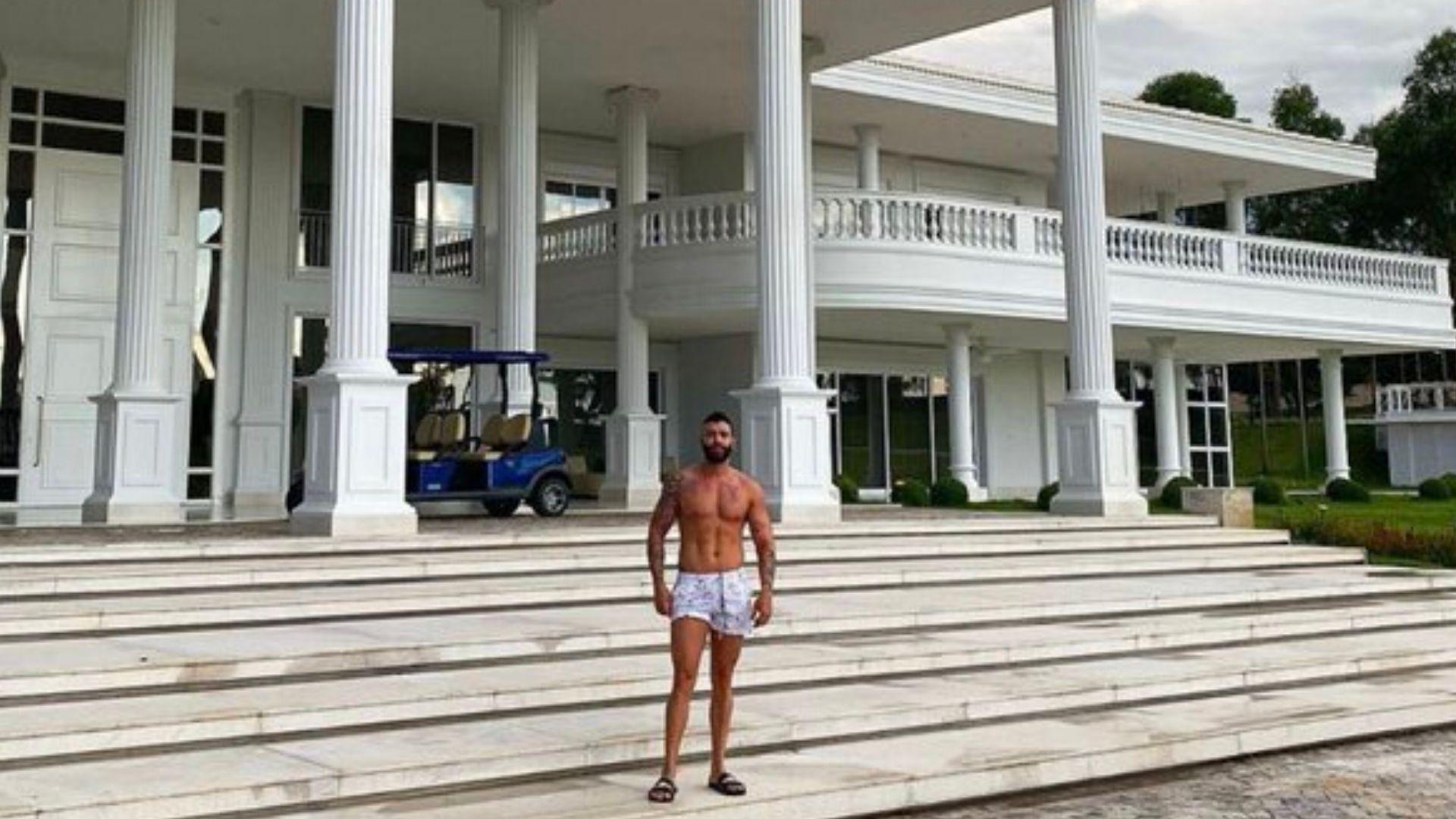 Gusttavo Lima ostenta mansão e internautas comparam com lojas Havan e Templo Grego