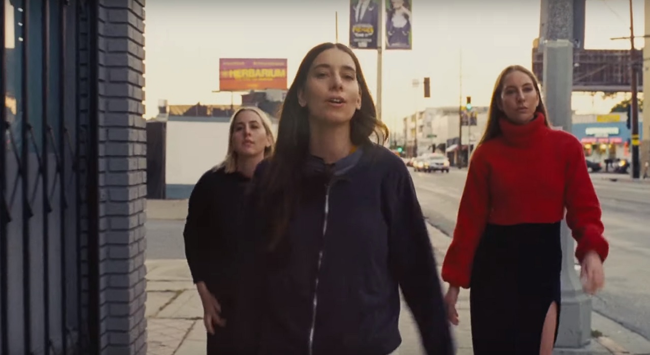HAIM está de volta com vários looks no clipe de ‘Summer Girl’