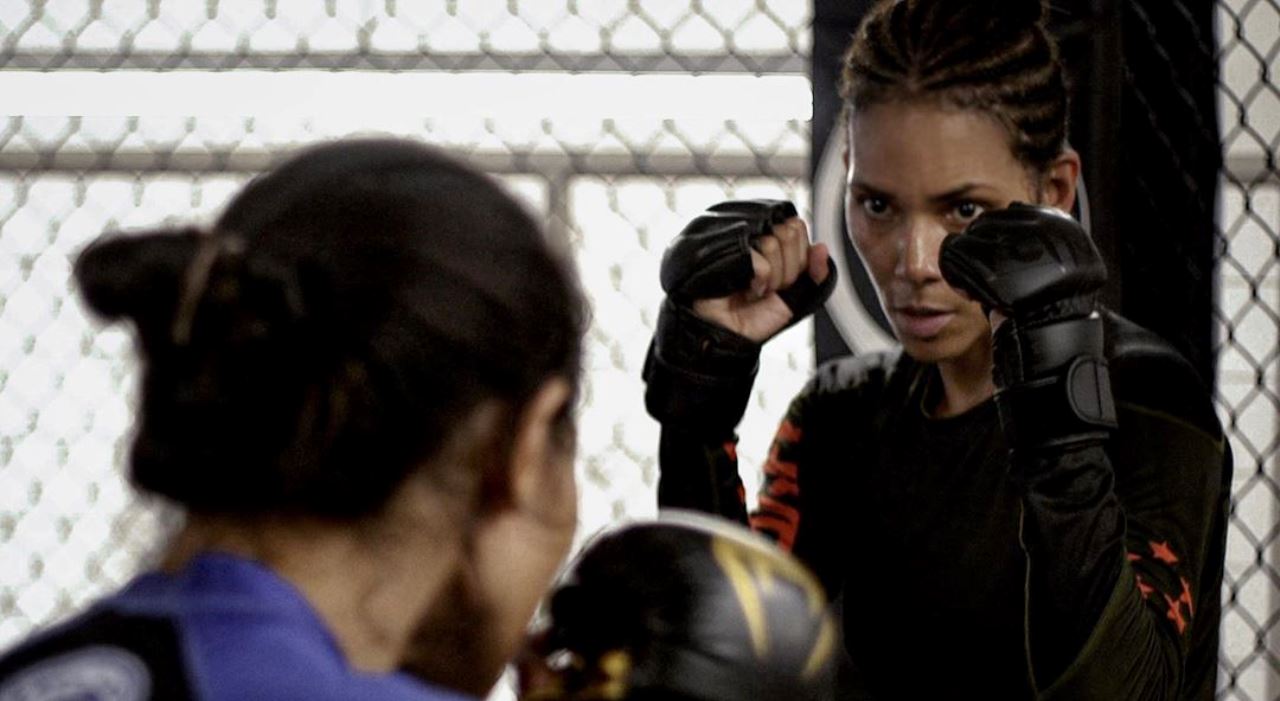 Halle Berry se machuca no set de gravação de filme sobre lutadora de MMA