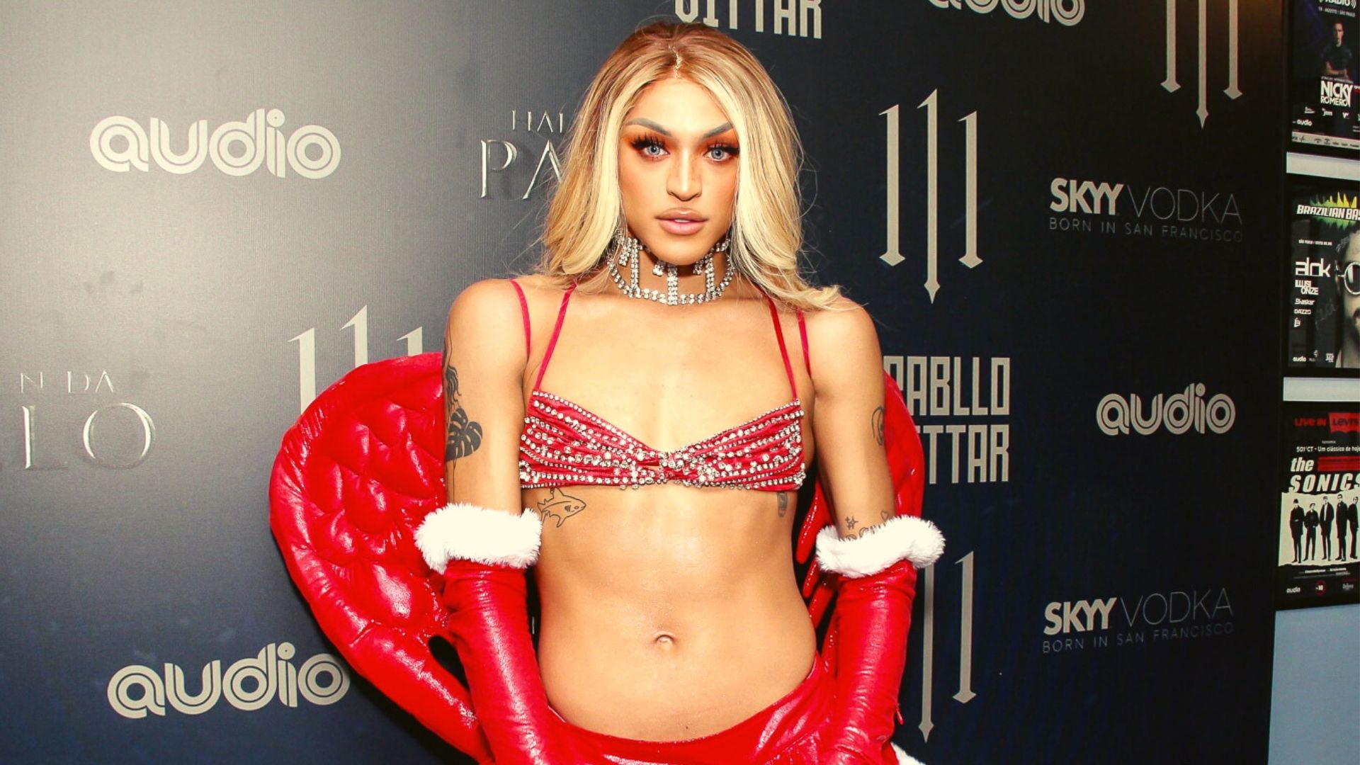 Pabllo Vittar usa fantasia inspirada em Gisele Bündchen em show de Halloween; veja fotos