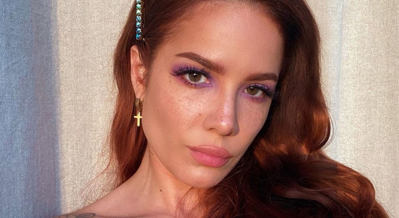 Halsey provoca rumor de gravidez após ser flagrada junto de Evan Peters com mão na barriga