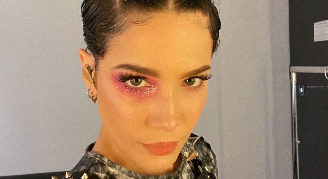 Halsey diz que nenhuma artista quer ser amiga dela: ‘Sou associada ao drama’