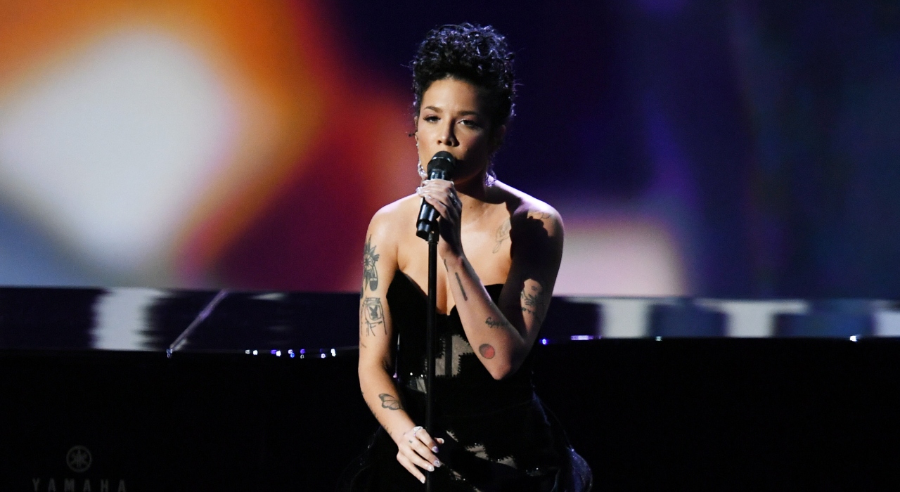 Emmy 2019: Halsey faz apresentação emocionante em homenagem aos artistas que faleceram neste ano