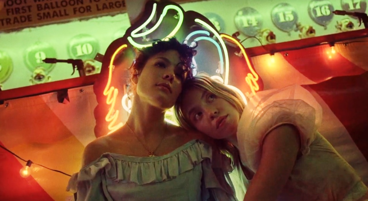 Halsey se diverte com a garota dos sonhos no clipe oficial de Graveyard, do álbum Maniac