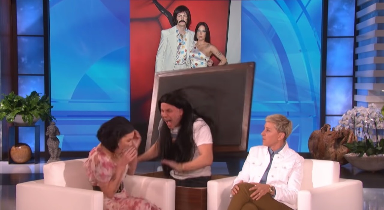 Halsey leva susto ao ser questionada sobre Evan Peters em talk show de Ellen DeGeneres