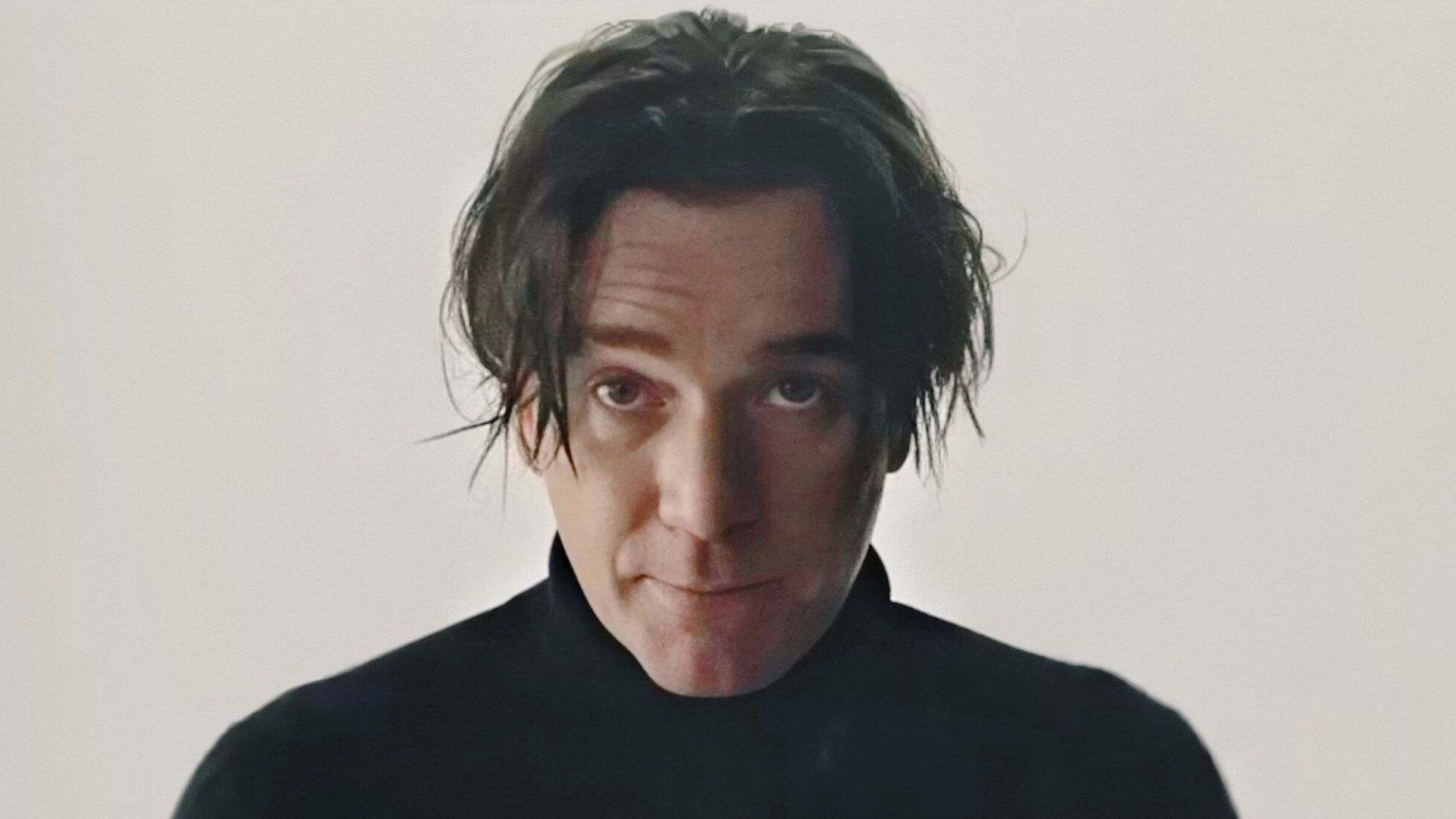 Ewan McGregor da vida ao famoso estilista em primeiro teaser de Halston; confira