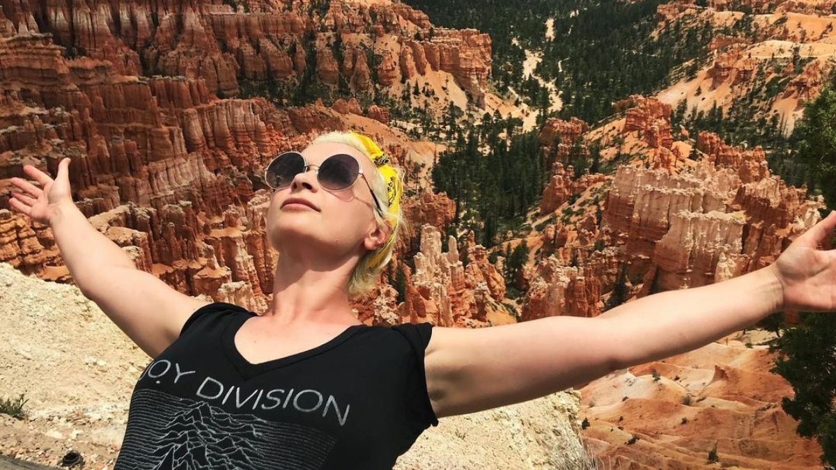Marido de Halyna Hutchins, morta acidentalmente por Alec Baldwin, afirma estar “sem palavras”
