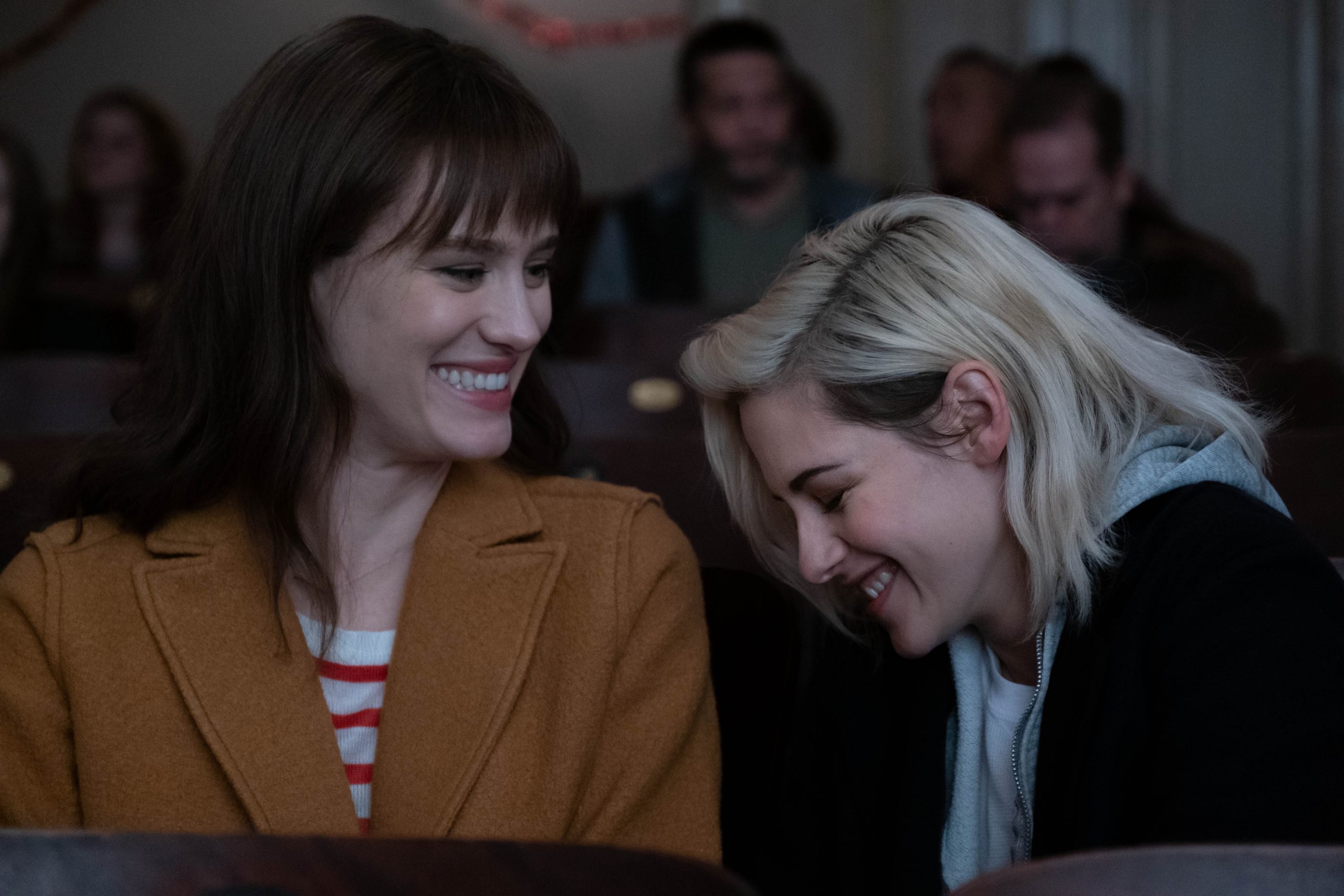 “Happiest Season”: Filme LGBT estrelado por Kristen Stewart não irá pros cinemas dos EUA; entenda