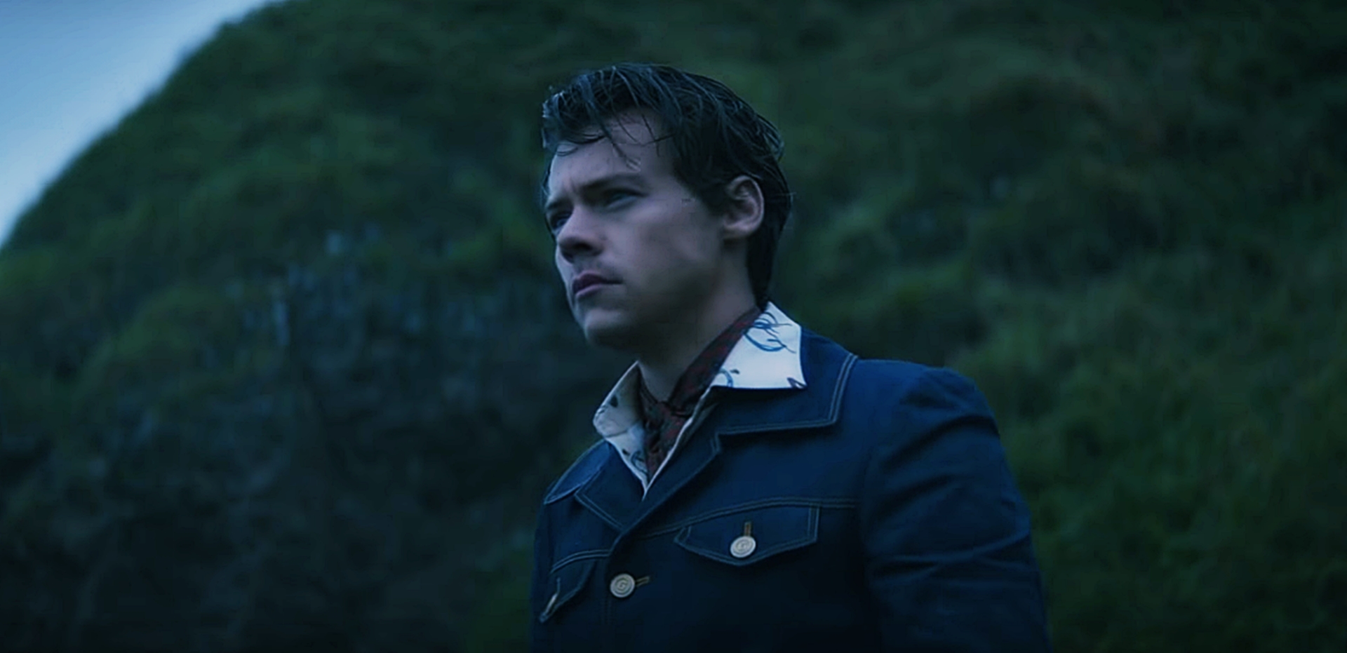 Harry Styles embarca em uma emocionante jornada no clipe de Adore You; assista