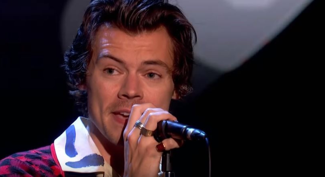 Harry Styles faz primeira apresentação ao vivo de Adore You, novo single do Fine Line